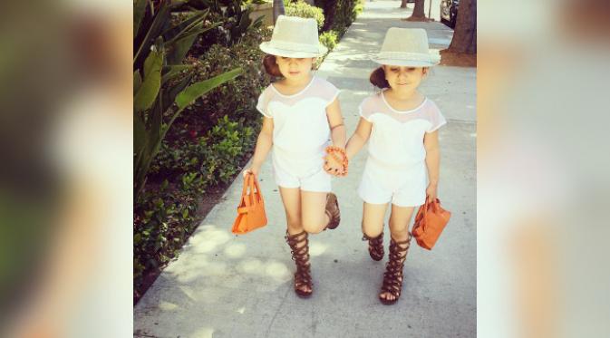 Bella dan Chloe, sepasang gadis kembar, dikagumi karena gayanya yang begitu modis walau masih berusia 4 tahun.