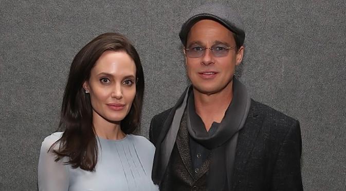 Angelina Jolie dan Brad Pitt tampil mesra di premiere film By the Sea. (foto: dailymail.co.uk)
