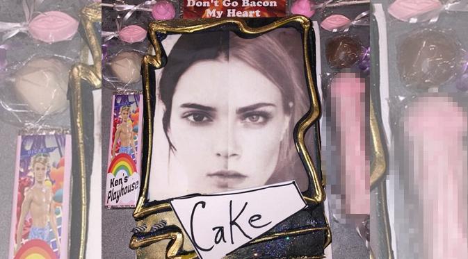 Kendall Jenner mendapat kue ulang tahun nakal dari sahabatnya, Cara Delevingne. (foto: dailymail.co.uk)