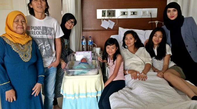 Bimbim Slank dikarunia Anak ketiga. (via Path: Ade Andrini)