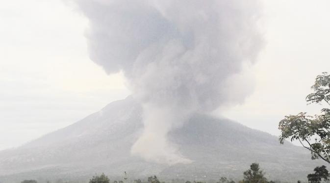 Guguran awan panas Gunung Sinabung. (Liputan6.com/Reza Perdana) 