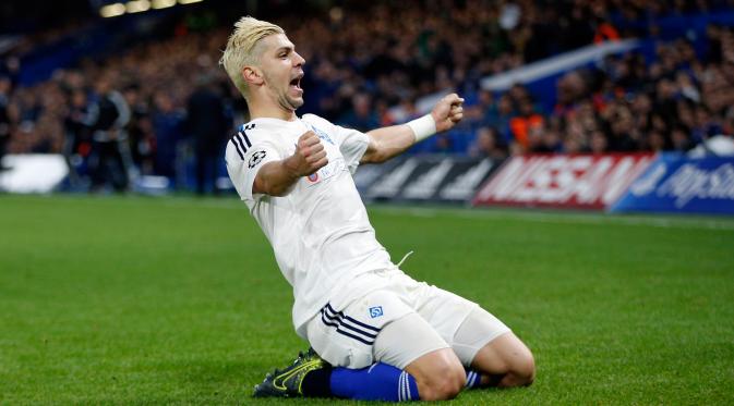 Bek Dynamo Kiev, Aleksandar Dragovic melakukan selebrasi usai mencetak gol kegawang Chelsea pada lanjutan Grup G liga champions di  Stamford Bridge, London, Inggris (4/11). Chelsea menang atas Kiev dengan skor 2-1. (Reuters/Andrew Couldridge)