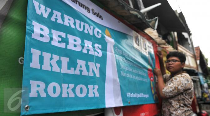Siswa SMP N 104 Jakarta memasang banner di salah satu warung di kawasan Mampang Prapatan, Jakarta, Kamis (5/11). Aksi ini sebagai bentuk kesadaran tentang ancaman adiksi rokok terhadap anak-anak di sekolah melalui iklan (Liputan6.com/Gempur M Surya)