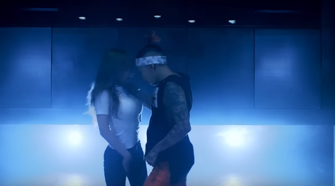 Jay Park dan HyunA menarikan gerakan sensual bersama [foto: youtube]