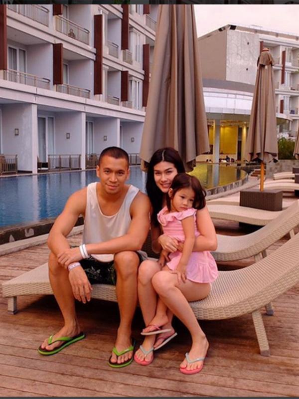 Samuel Rizal bersama istri, Stevianne Agnecya dan anak. [Foto: Instagram]