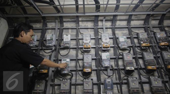 Petugas tengah patroli di dalam ruang panel listrik di Rusun Benhil, Jakarta, Kamis (5/11/2015). Pemerintah akan tetap memberikan subsidi listrik kepada pelanggan 450 Volt Ampere (VA). (Liputan6.com/Angga Yuniar)