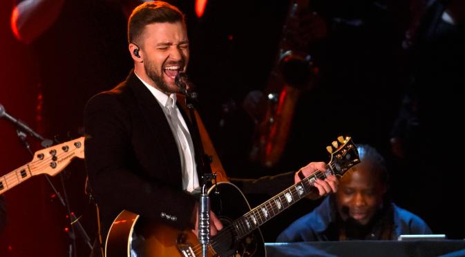 Justin Timberlake saat mengisi acara CMA Awards 2015 di Tennessee, Amerika serikat, Rabu (4/11/2015). CMA Award 2015 adalah anugrah musik untuk para seniman musik Country dunia. (REUTERS/Harrison McClary)