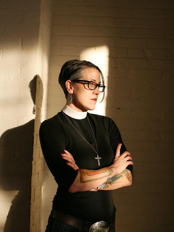 Nadia Bolz-Weber, pendeta bertato asal Amerika Serikat | Via: blog.tattoodo.com