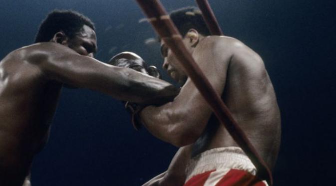 Muhammad Ali saat bertarung dengan Joe Frazier. (Mirror)