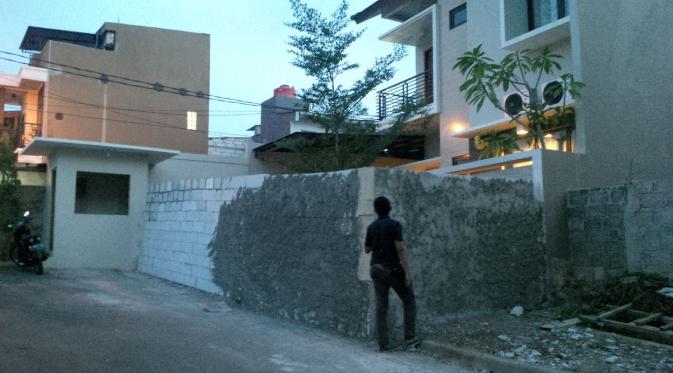Kondisi rumah Denni Akung yang ditembok warga. (Liputan6.com/Nafiysul Qodar)