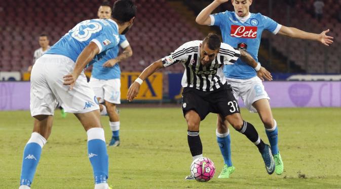Napoli saat menghadapi Juventus (CARLO HERMANN / AFP)