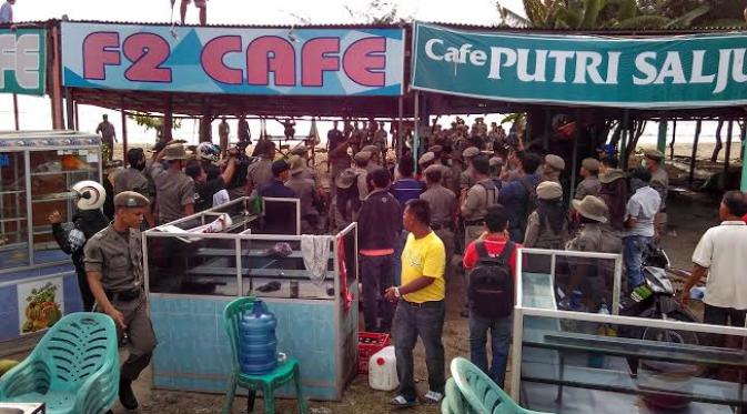 Satpol PP bongkar lapak pedagang di Padang, Sumatera Barat. (Liputan6.com/Muslim AR)