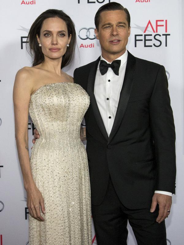 Artis Angelina Jolie dan Brad Pitt berpose di pemutaran perdana film 