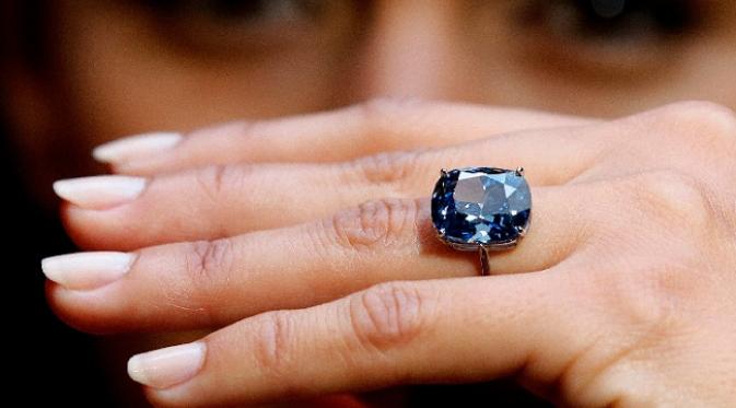 Berlian blue moon yang diikat dalam bentuk cincin yang cantik