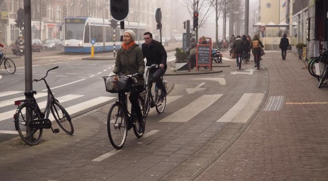 Ilustrasi bersepeda di Belanda | Via: pinterest.com