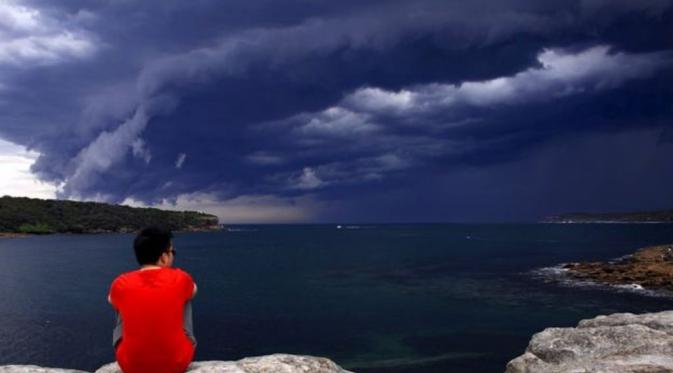 Awan Gelombang 'Tsunami' Muncul di Langit Sydney. Turis China sedang menikmat pemandangan awan 'tsunami' (Reuters)