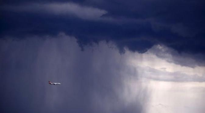 Awan Gelombang 'Tsunami' Muncul di Langit Sydney. Pesawat melintas di tengah hujan deras (Reuters)