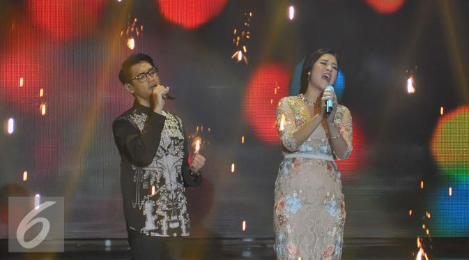 Raisa berduet dengan Afgan dalam konser Jatuh Hati yang disiarkan langsung oleh SCTV, Kamis (5/11/2015) malam. [Foto: Herman Zakaria/Liputan6.com]