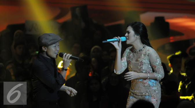Raisa saat berduet dengan Sandhy Sondoro dalam konser Jatuh Hati, Kamis (5/11/2015). [Foto: Herman Zakaria/Liputan6.com]