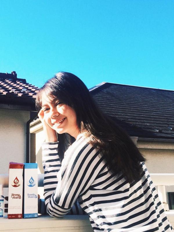 Yuki Kato belajar mengenakan hijab. (Via Instagram/@yukikt)