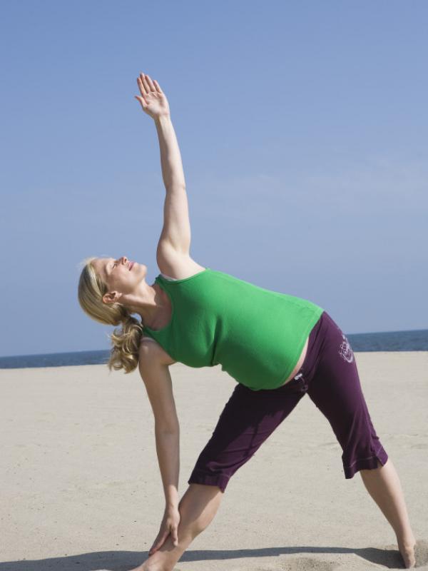 5 Pose Yoga yang Sanggup Bikin Ibu Hamil Tetap Sehat |  via: huffpost.com