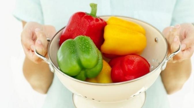 Sertakan setidaknya satu jenis sayuran setiap makan dan tiga buah setiap harinya. (Via: indiatimes.com)