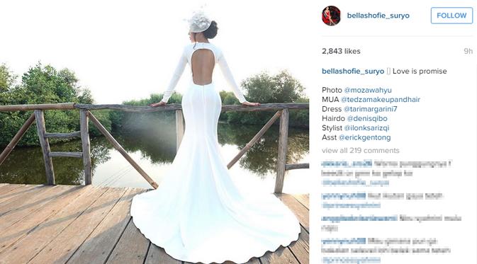 Bella Shofie berpose memperlihatkan gaun panjang lebarnya. (foto: instagram.com/bellashofie_suryo)