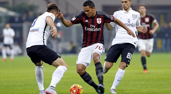 Striker AC Milan Carlos Bacca mencoba melewati hadangan dua pemain Atalanta dalam lanjutan Liga Serie A Italia di Stadion San Siro, Minggu (8/11/2015) dini hari WIB. (Liputan6.com/REUTERS/Giampiero Sposito)