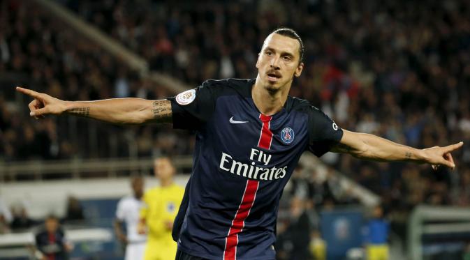 Pemain PSG, Zlatan Ibrahimovic merayakan gol yang dicetaknya ke gawang Toulouse pada laga Liga Prancis di Stadion Parc des Princes, Prancis, Sabtu (7/11/2015). PSG berhasil menang 5-0. (Reuters/Benoit Tessier) 