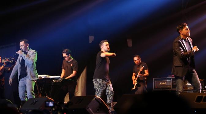 Aksi Coboy di The 90's Festival: Big Reunion, Sabtu (7/11/2015). (foto: Herman Zakharia/Liputan6.com)  