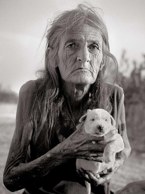 Nenek bersama anjing kecil di gurun California. | via: Teri Havens