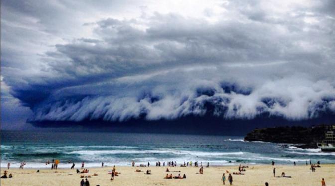 'Tsunami awan' terlihat di pantai Bondi. | via: fanny.pg/instagram