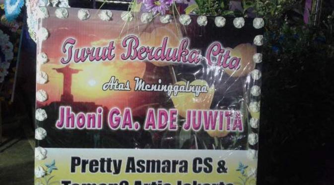 Sahabat dan relasi mengirimkan bunga duka untuk Ade Juwita. (Bintang Pictures)