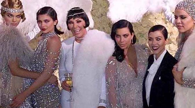 Seluruh anggota keluarga Kardashian mengenakan busana serba glamor di ulang tahun Kris Jenner [foto: People]