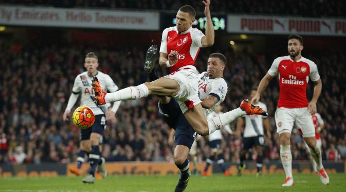 Arsenal Kieran Gibbs mencetak gol dibayangi pemain Tottenham Hotspur pada lanjutan Liga Premier Inggris  di Stadion Emirates, London, Inggris, Minggu (8/11/2015). Arsenal bermain imbang 1-1.  (Reuters/Andrew Couldridge)