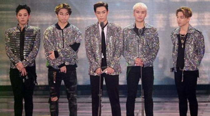 Big Bang saat berhasil membawa pulang piala dari MelOn Music Awards 2015 yang berlangsung, 7 November 2015.