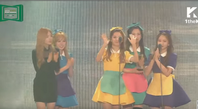 Red Velvet saat mewakili EXO yang tak bisa hadir dalam MelOn Music Awards 2015
