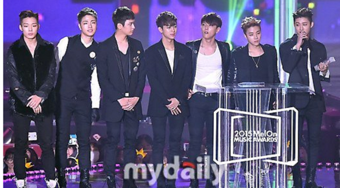 iKON berhasil membawa pulang piala pertama yang diterima dari MelOn Music Awards 2015.