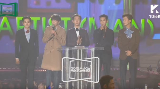 WINNER saat memberikan piala untuk dongsaeng--adiknya--iKON dalam MelOn Music Awards 2015.
