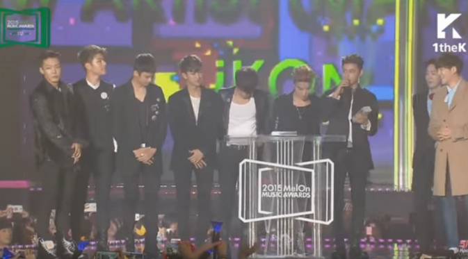 iKOn saat menerima penghargaan MelOn Music Awards 2015.