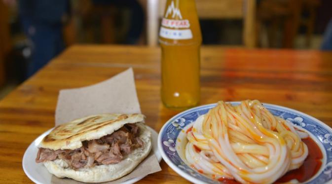 Xi'an meat burger (roujiamo) dan Cold noodles (liangpi)| via: cnn.com