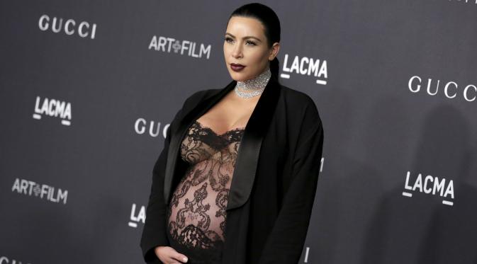 Sosialita dan bintang reality TV, Kim Kardashian mengenakan gaun menerawang saat menghadiri ajang LACMA 2015 Art+Film Gala di Los Angeles , California , Sabtu (7/11). (REUTERS / Jonathan Alcorn)