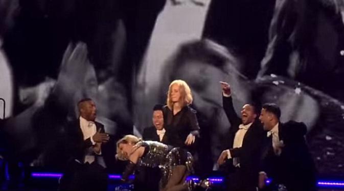 Madonna mendapat `tamparan bokong` sebanyak empat kali dari Jessica Chastain (sumber foto: Dailymail.co.uk)