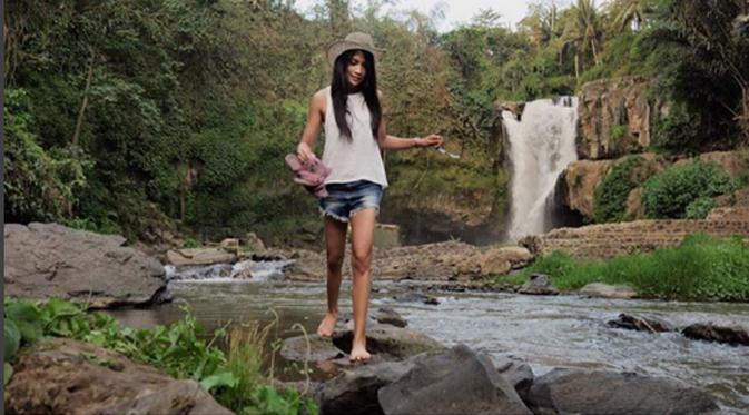 Keindahan alam  di Tegenungan Waterfall, Kemenuh, Gianyar, Bali, sepertinya mampu memikat sang Puteri Indonesia 2015. Wanita cantik ini terlihat sangat menikmati suasana alam. (via instagram/@anindyakputri)