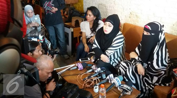 Mantan istri Siri Ustad Aswan, RP menggelar jumpa pers bersama pengacara Ina Rahman. [Foto: Julian Edward/Liputan6.com]