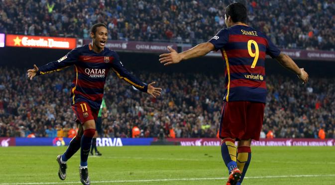 Duo Barcelona, Luis Suarez (kanan) dan Neymar, melakukan selebrasi usai merobek jala Villarreal, pada lanjutan La Liga 2015-2016 di Estadio Camp Nou, Minggu (8/11/2015) malam WIB. El Barca unggul 3-0. (Reuters/Albert Gea)