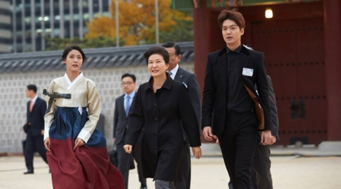Lee Min Ho dan Seolhyun saat berjalan bersama Presiden Korea Selatan Park Geun Hye [foto: Naver]