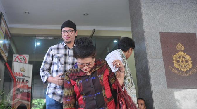 Sammy Simorangkir usai datangi Mabes Polri untuk melaporkan label yang menaunginya di Jakarta, Minggu (9/11/2015). Kabarnya Sammy akan menuntut label rekaman Pro M sebesar Rp 9 miliar. (Liputan6.com/Gempur M Surya)
