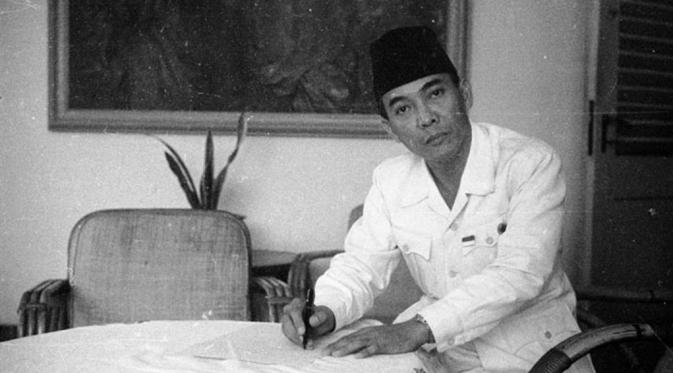 Soekarno dengan jas putih. Beberapa waktu lalu, Presiden Jokowi juga pernah memakai pakaian serupa. (Via: apaopinilo.wordpress.com)