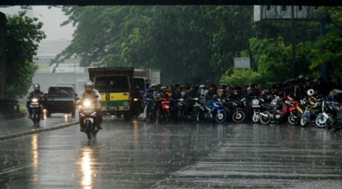 Berteduh sembarangan saat musim hujan, pengendara motor bisa ditilang | Via: kaskus.co.id